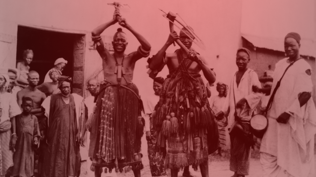 Imagem histórica de líderes espirituais africanos com trajes tradicionais, rodeados por membros da comunidade, representando as tradições e os verdadeiros princípios das práticas espirituais.
