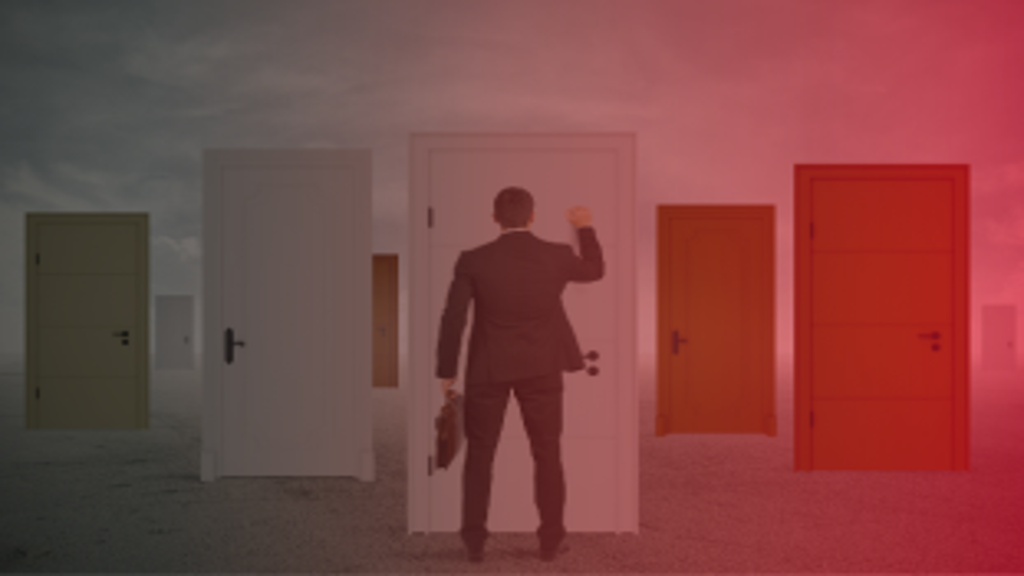 Um homem de terno lutando em uma das várias portas coloridas alinhadas em um espaço aberto, simbolizando a busca por novas oportunidades,com os caminhos abertos.