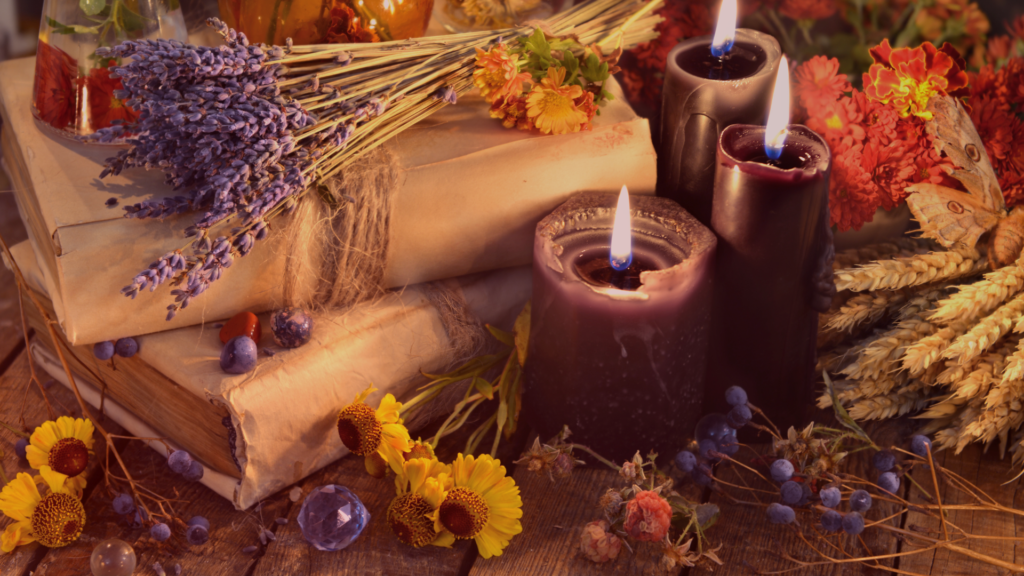 Velas acesas, lavanda seca, flores e elementos naturais dispostos sobre livros antigos, criando uma atmosfera mística e espiritual, remetendo a rituais ou práticas de conexão energética.
