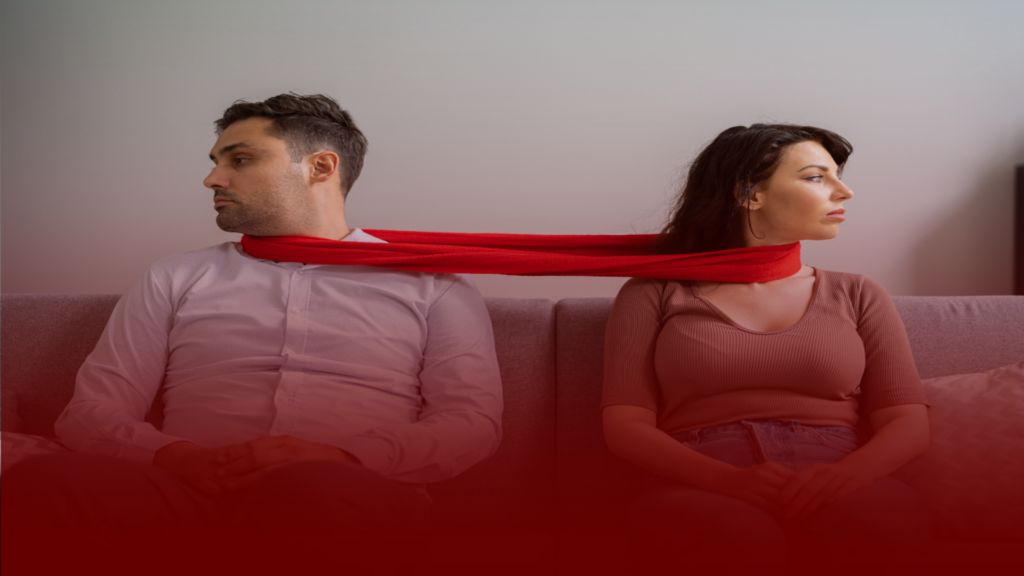 Imagem de um casal sentado em um sofá, ambos olhando em direções opostas com expressões de desconexão emocional. Eles estão unidos por um tecido vermelho que envolve os dois, simbolizando que eles precisam saber como melhorar seu relacionamento, mesmo depois do Selamento.