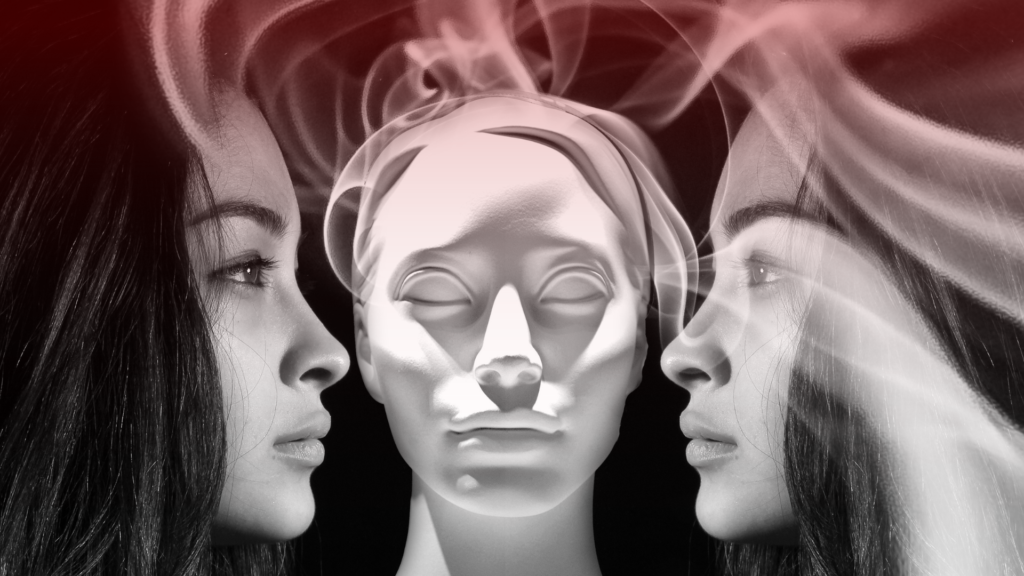 Uma imagem conceitual em preto e branco retrata uma mulher duplicada em lados opostos, olhando fixamente para uma escultura de rosto humano no centro. Fumaça ou névoa em tons avermelhados envolvem a cena, sugerindo um estado de conflito interno, dúvida ou tensão psicológica. A composição reflete a complexidade emocional do ciúme, evocando sentimentos de insegurança, comparação e dualidade de pensamentos.