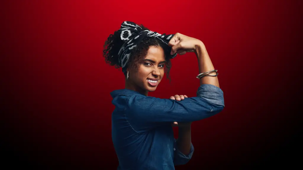 Mulher forte e confiante com expressão determinada, simbolizando o despertar do poder interior através da coragem, escolha e cura.