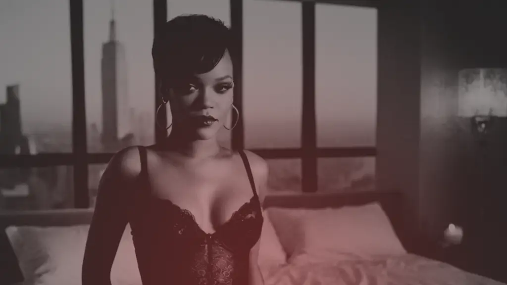 Mulher negra elegante, sentada à mesa com expressão concentrada, vestindo blazer moderno e maquiagem impecável. A imagem transmite confiança, sofisticação e presença forte — simbolizando liderança feminina no setor da beleza.

