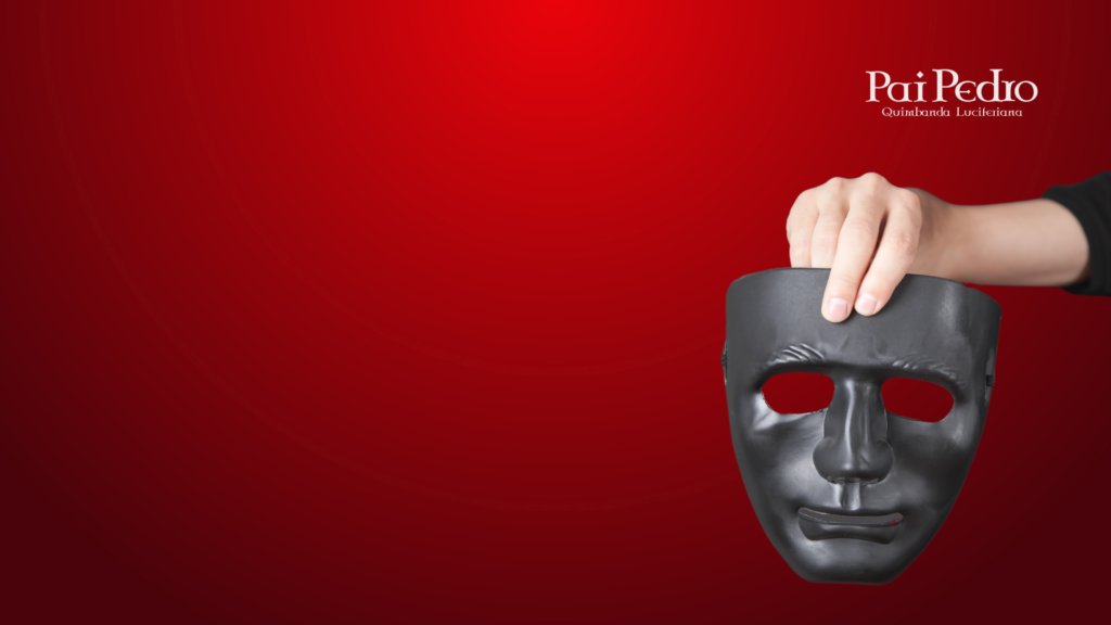 Máscara preta sendo retirada por uma mão, simbolizando revelação de intenções ocultas — ele nunca quis algo sério.