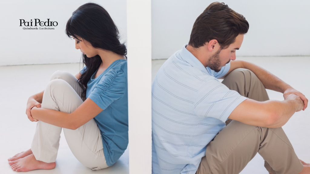 Casal sentado no chão, encostado em lados opostos de uma parede, com expressões de tristeza e afastamento, simbolizando o impacto emocional de um relacionamento desgastado. 
