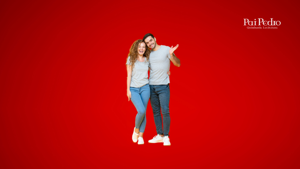 Casal feliz e sorridente, abraçado em clima de conexão e sintonia. Ambos vestindo roupas casuais, sobre fundo vermelho vibrante, simbolizando o sucesso na conquista e no fortalecimento da relação amorosa.