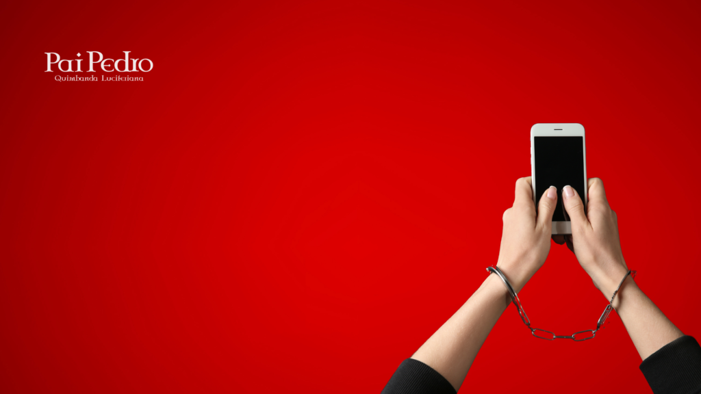 Duas mãos femininas segurando um celular com firmeza, ambas presas por algemas. O fundo é totalmente vermelho, e no canto superior esquerdo está o logo “Pai Pedro - Quimbanda Luciferiana”. A imagem sugere o aprisionamento psicológico causado pelo uso obsessivo das redes sociais, especialmente no contexto de stalkear o ex.
