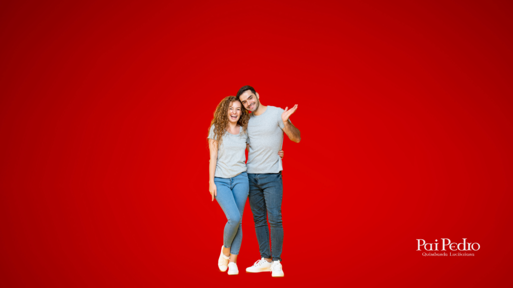 Casal sorridente e unido em fundo vermelho, representando harmonia após compreensão mútua e evolução no relacionamento, mostrando que ela decifrou a mente masculina. 
