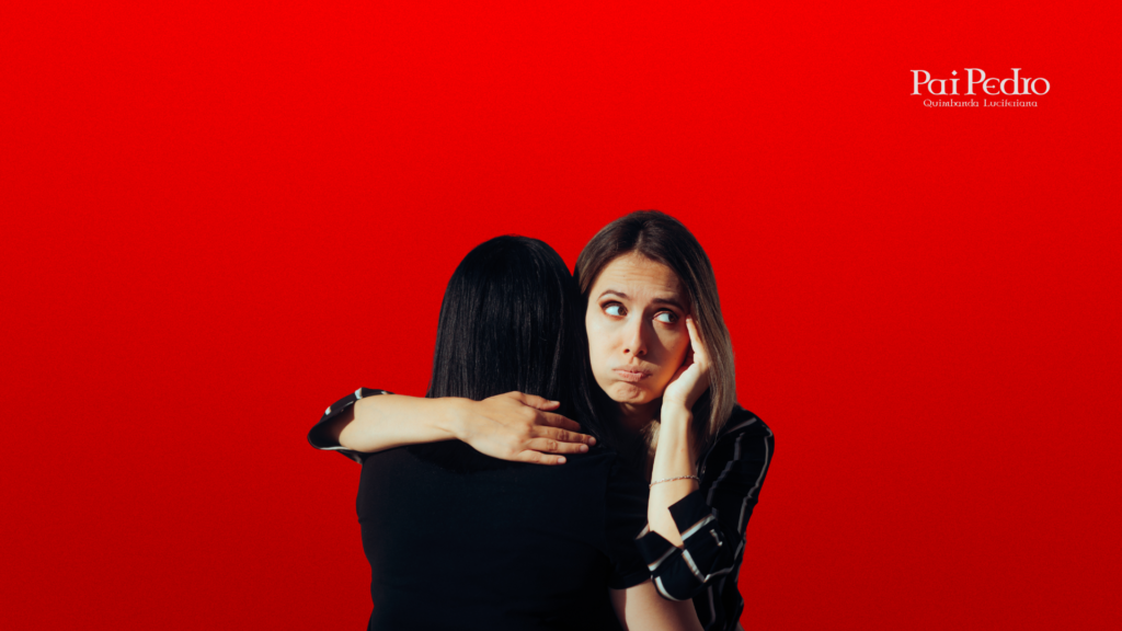 Mulher abraçando uma amiga pelas costas enquanto faz expressão de incômodo e desconfiança, representando falsidade disfarçada de amizade, uma amiga talarica. 