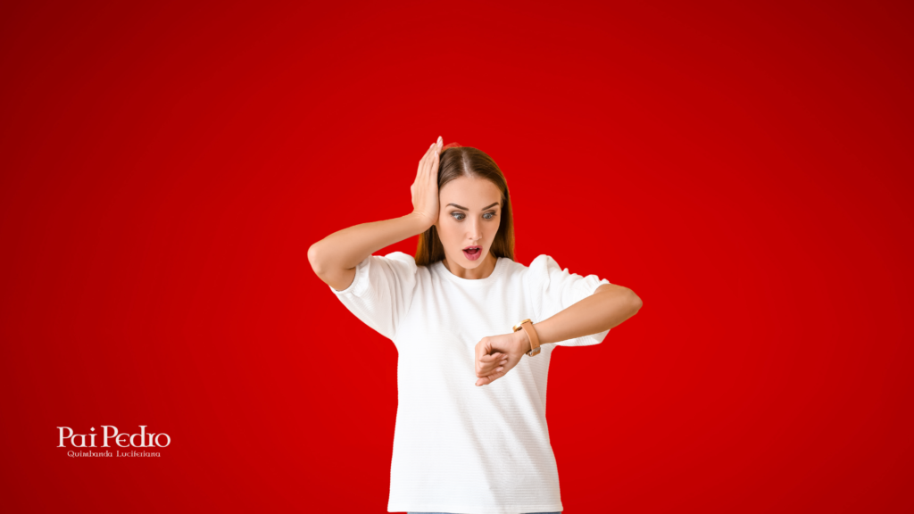 Mulher assustada olha para o relógio de pulso com expressão de choque, como se tivesse percebido algo tarde demais. O fundo vermelho intenso transmite urgência, tensão e revelações. No canto inferior esquerdo está a marca "Pai Pedro – Quimbanda Luciferiana".