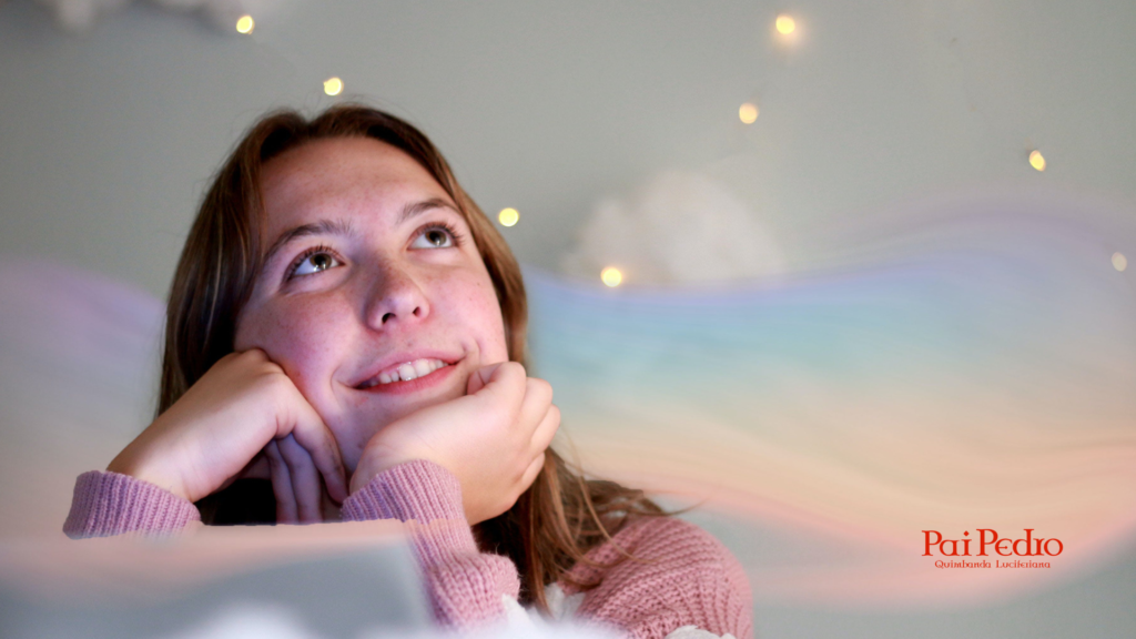 Mulher jovem sorridente, apoiando o rosto nas mãos e olhando para cima de forma sonhadora, com fundo iluminado e efeitos suaves que remetem a devaneios e fantasia. Simbolizando o primeiro sintoma de paixão platônica é a idealização de parceiro.