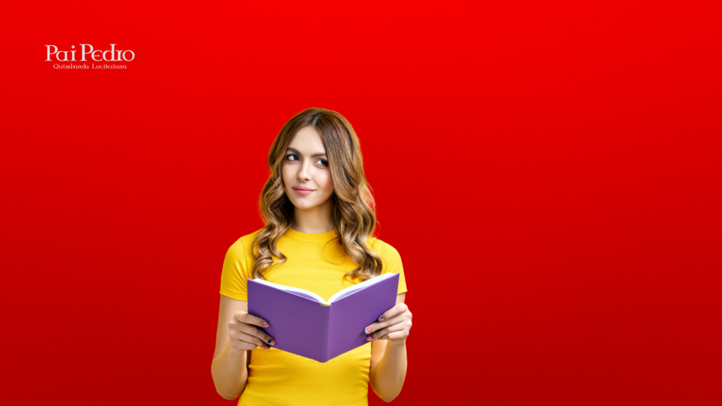 Mulher jovem de expressão reflexiva segurando um caderno roxo aberto, sobre fundo vermelho intenso, simbolizando estudo, organização e definição de regras em uma Relação não-monogâmica. 