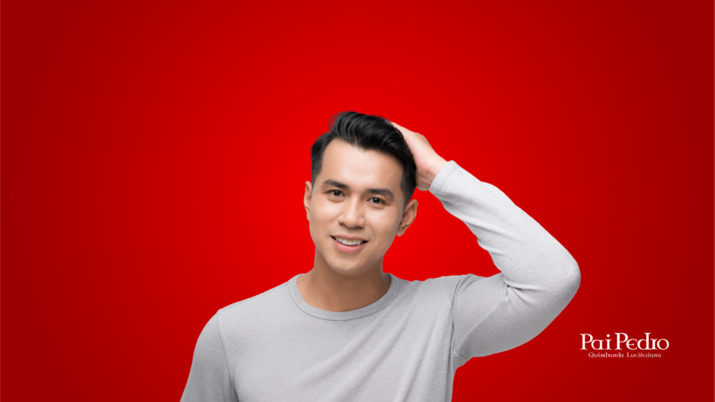 Homem sorridente, passando a mão no cabelo, representando dúvida e reflexão sobre sinais de interesse em um relacionamento.