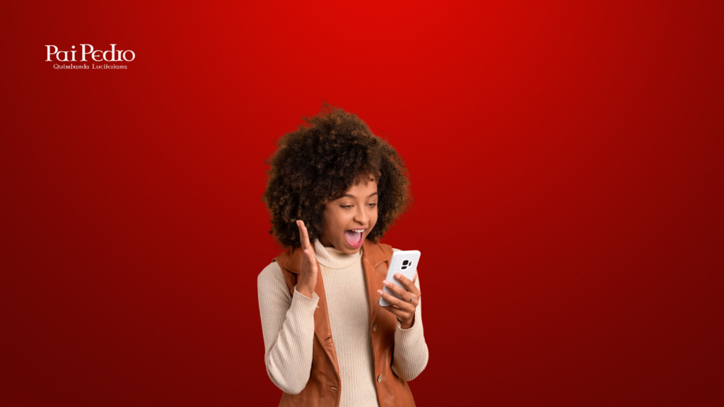 Mulher sorridente olha para o celular surpresa e animada, representando a emoção e expectativa ao puxar assunto com o crush no WhatsApp.