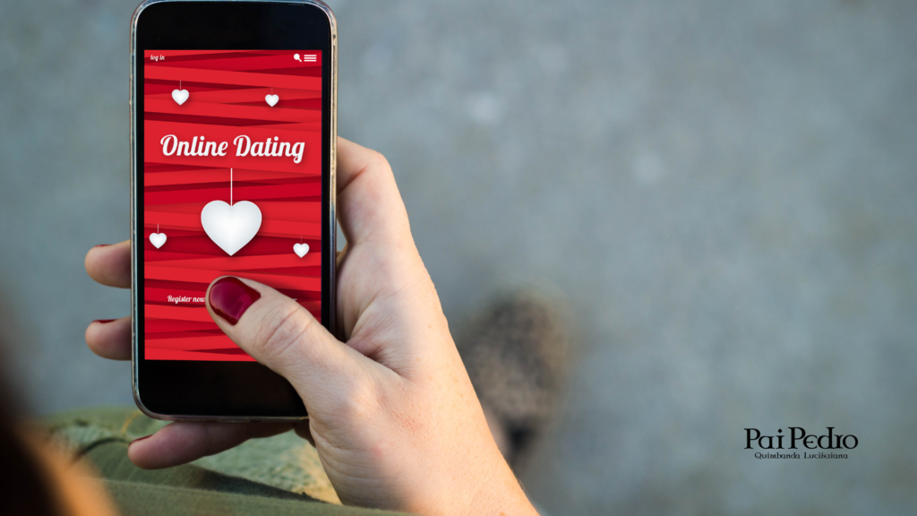 Pessoa segurando celular com aplicativo de relacionamento online aberto, representando a busca por conexões amorosas virtuais e a dúvida sobre a viabilidade do namoro à distância.