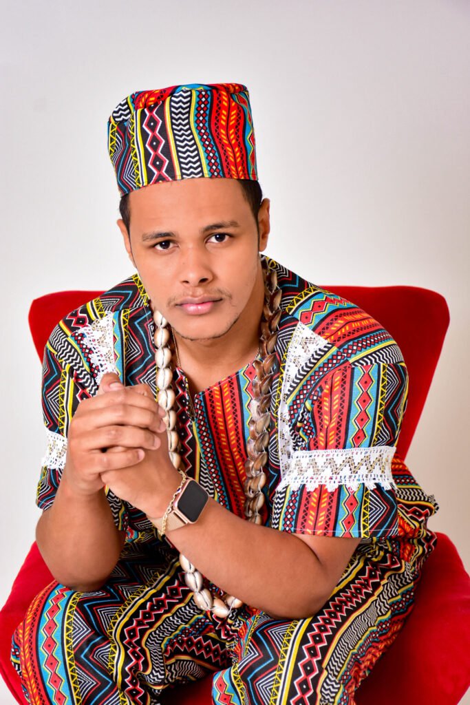 Pai Pedro da Quimbanda em um trono vermelho vestido para realizar os trabalhos