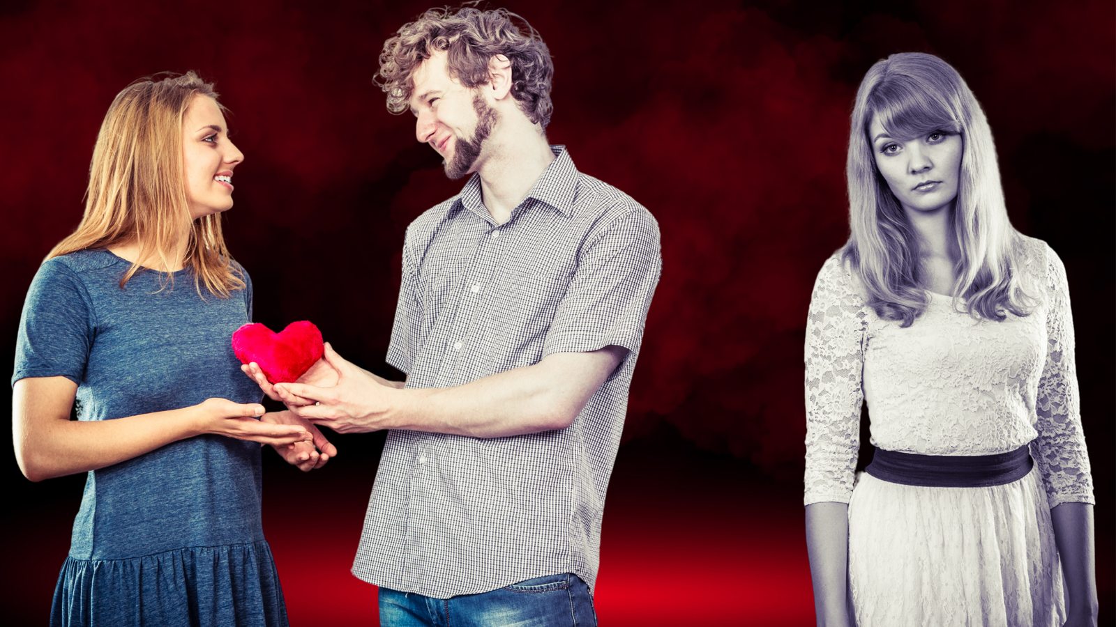 Um homem de cabelos cacheados e camisa xadrez oferece um coração de pelúcia vermelho para uma mulher sorridente de vestido azul, simbolizando carinho e afeto. Ao fundo, uma outra mulher, vestida de branco e em preto e branco, observa a cena com um olhar triste e desapontado, representando mágoa e traição. O fundo escuro com tons vermelhos reforça a dramaticidade da cena.
