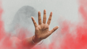 Mão erguida em gesto de bloqueio, cercada por fumaça vermelha e cinza, simbolizando a libertação de uma amizade tóxica.