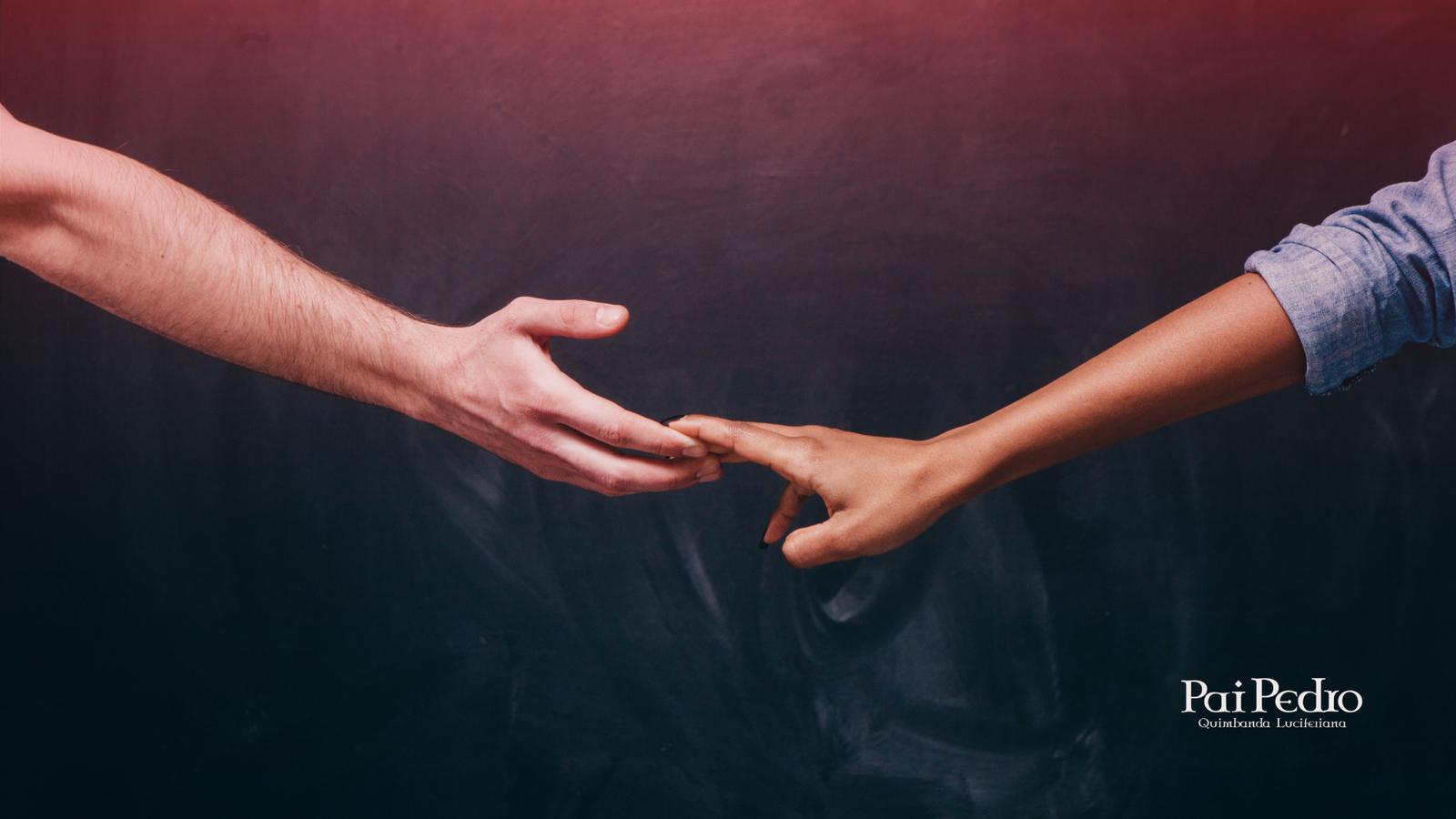 Mãos de um casal se separando, com um fundo escuro e atmosfera emocional, simbolizando o terminar um relacionamento. No canto inferior direito, o logotipo de Pai Pedro, representando a temática espiritual e a busca por orientação em momentos de término amoroso.
