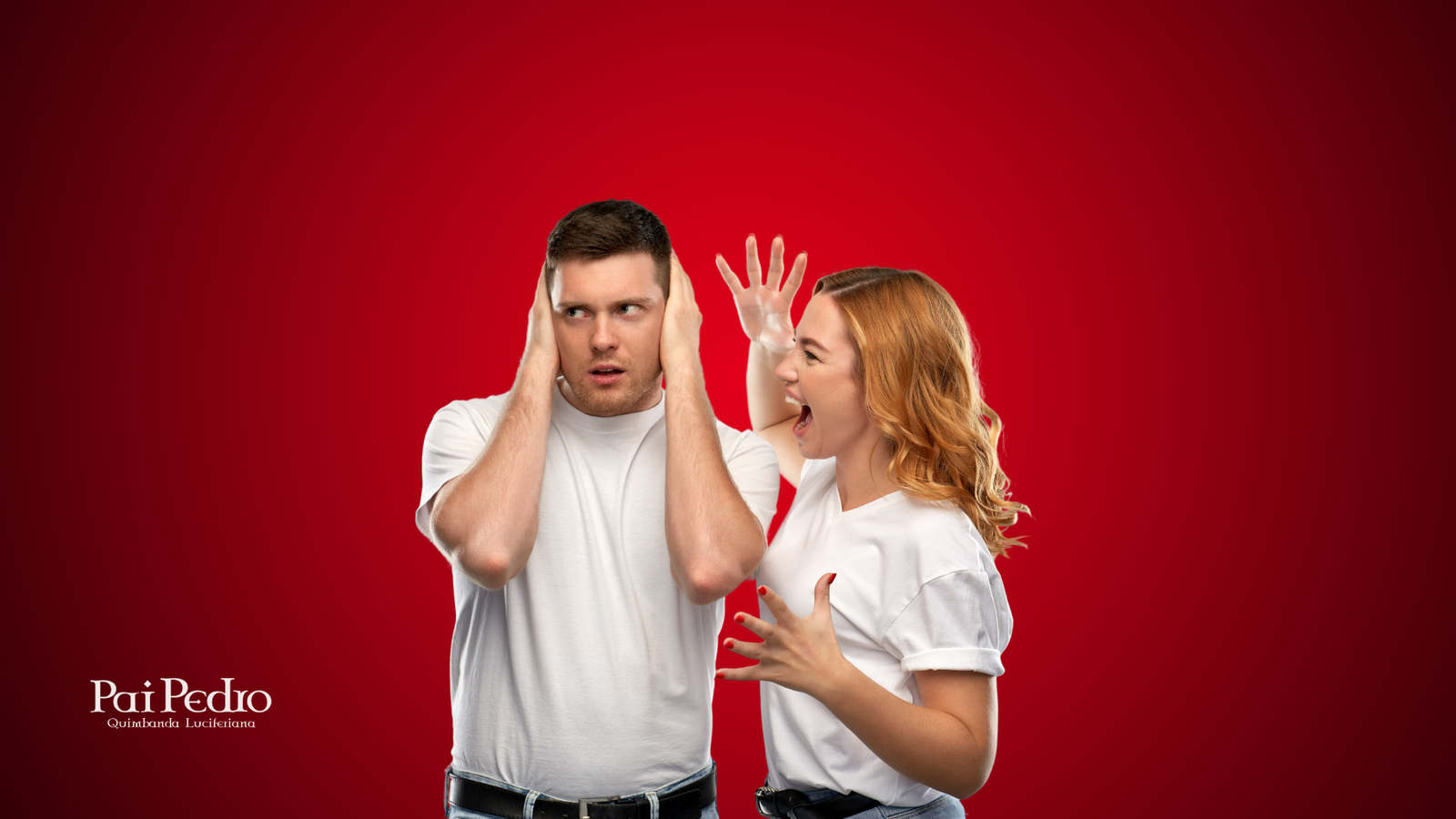 Homem tapa os ouvidos enquanto mulher grita com ele, simbolizando tensão em briga de casal.