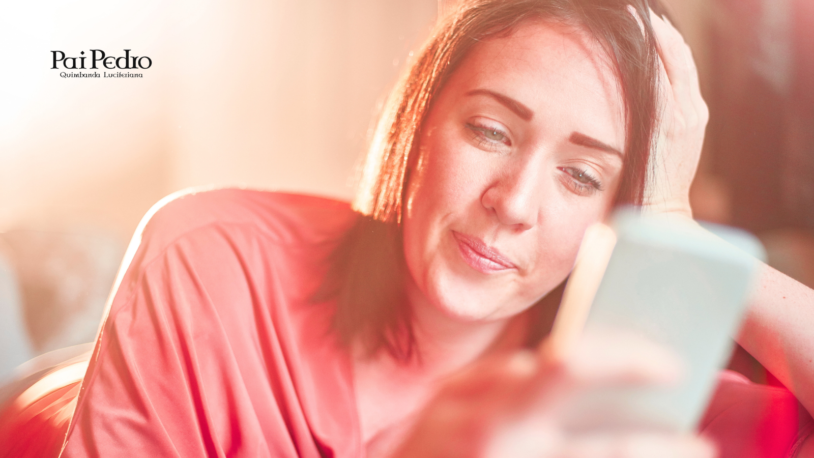 Mulher pensativa olhando para o celular, representando dúvidas e incertezas sobre um webnamoro.
