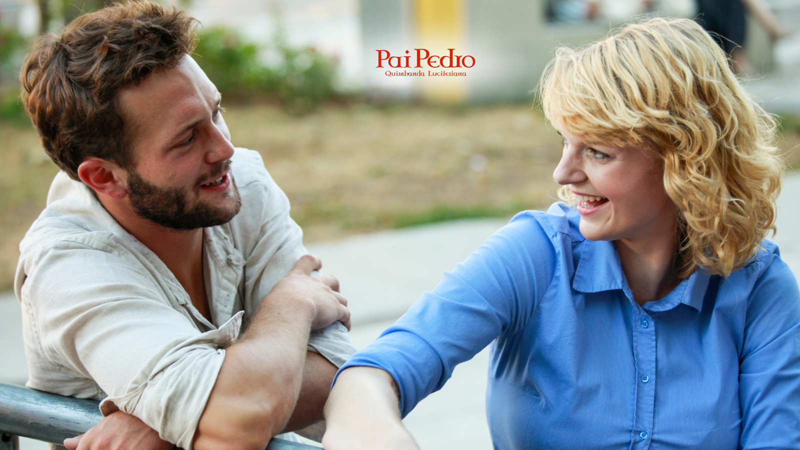 Homem e mulher conversando e sorrindo, representando o processo de como conquistar alguém.