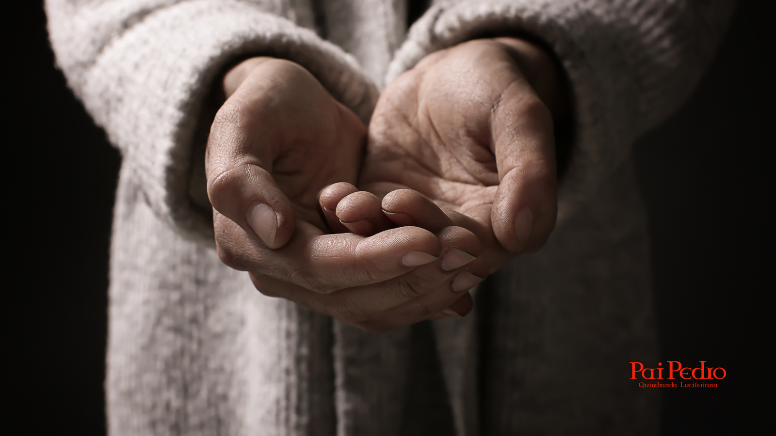 Mãos entrelaçadas em gesto de entrega e vulnerabilidade, simbolizando a carência afetiva e a busca silenciosa por conexão emocional.