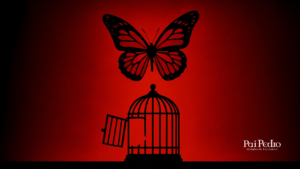 Silhueta de uma borboleta preta voando para fora de uma gaiola aberta, em frente a um fundo vermelho intenso. A cena simboliza liberdade, recomeço e superação após o término de relacionamento. No canto inferior direito está escrito “Pai Pedro – Quimbanda Luciferianna”.